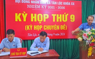 Trao cờ lưu niệm tại giải đấu