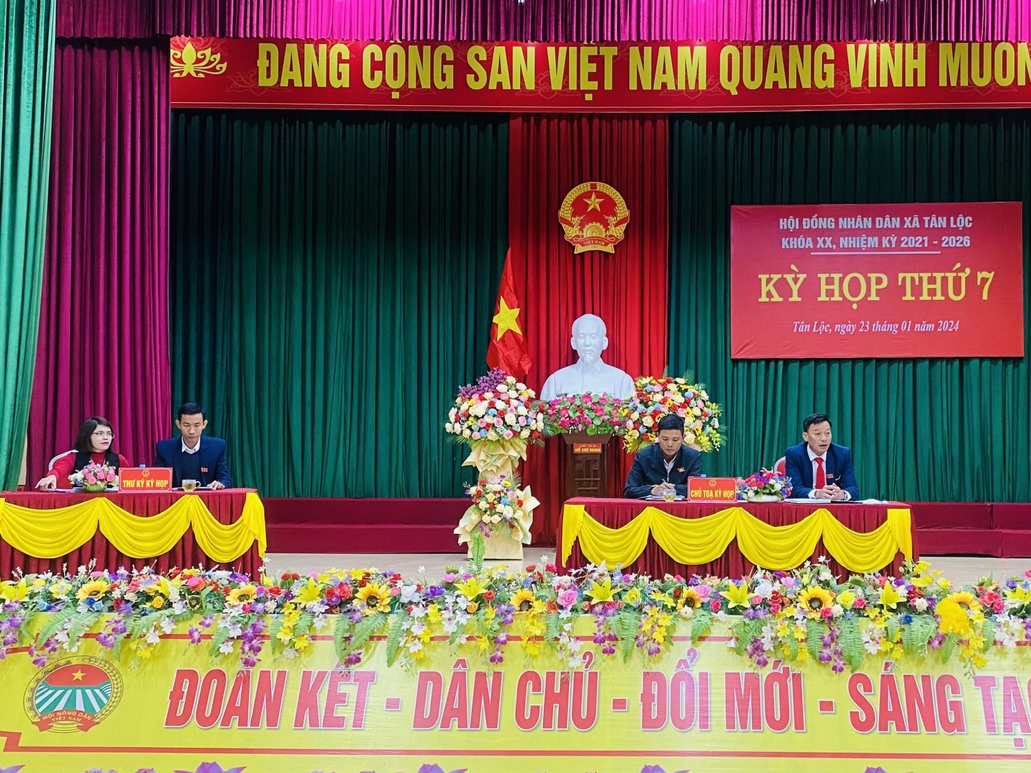 CHỦ TRÌ CUỘC HỌP