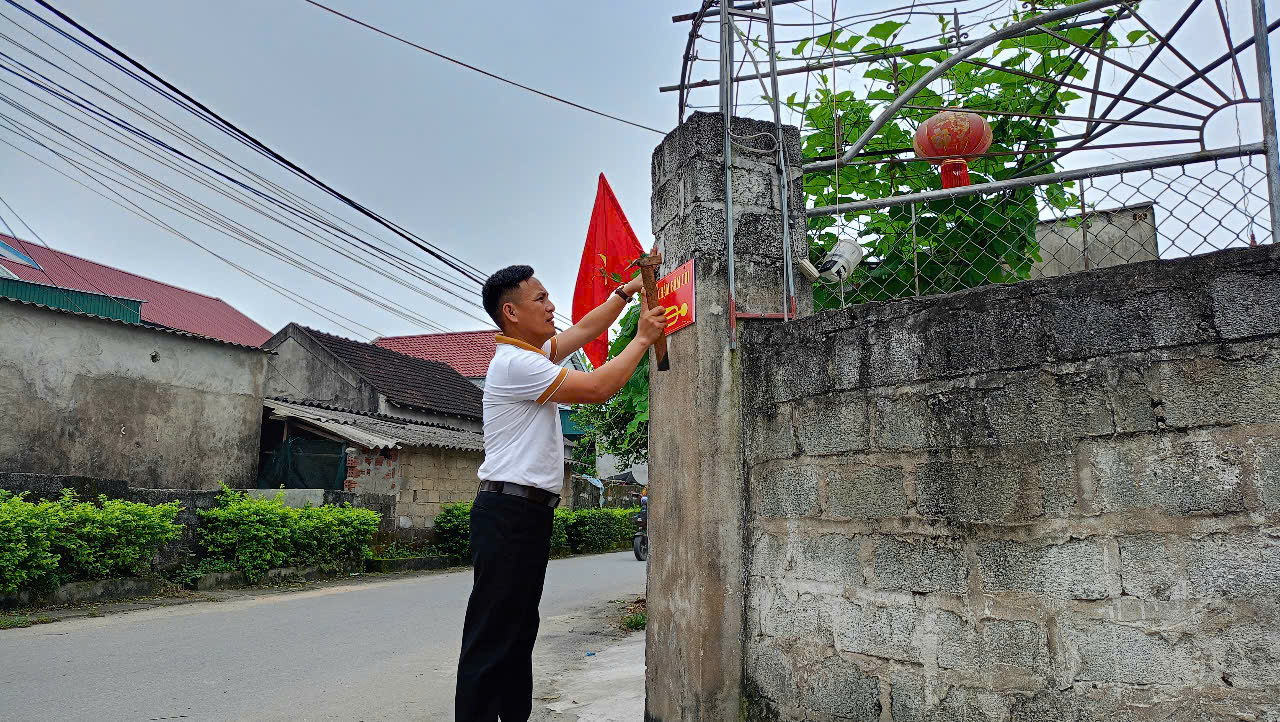 Hình ảnh thực hiện công tác tuyên truyền